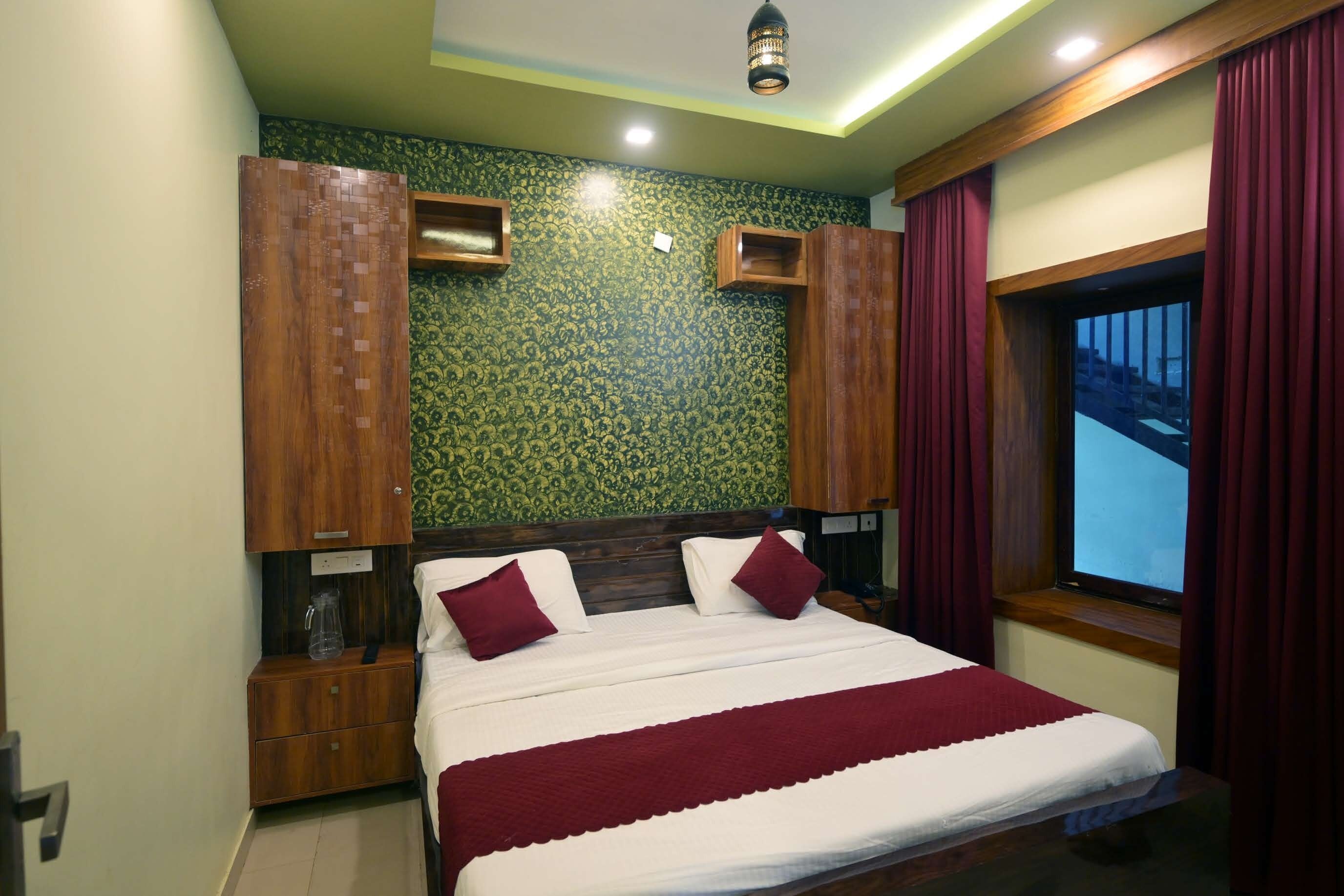 Quarto casal luxo, vista para o jardim | Espaço de trabalho para notebook, ferros/tábuas de passar roupa