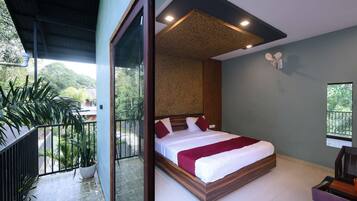 Chambre Supérieure, balcon, vue jardin | Espace de travail pour ordinateur portable, fer et planche à repasser