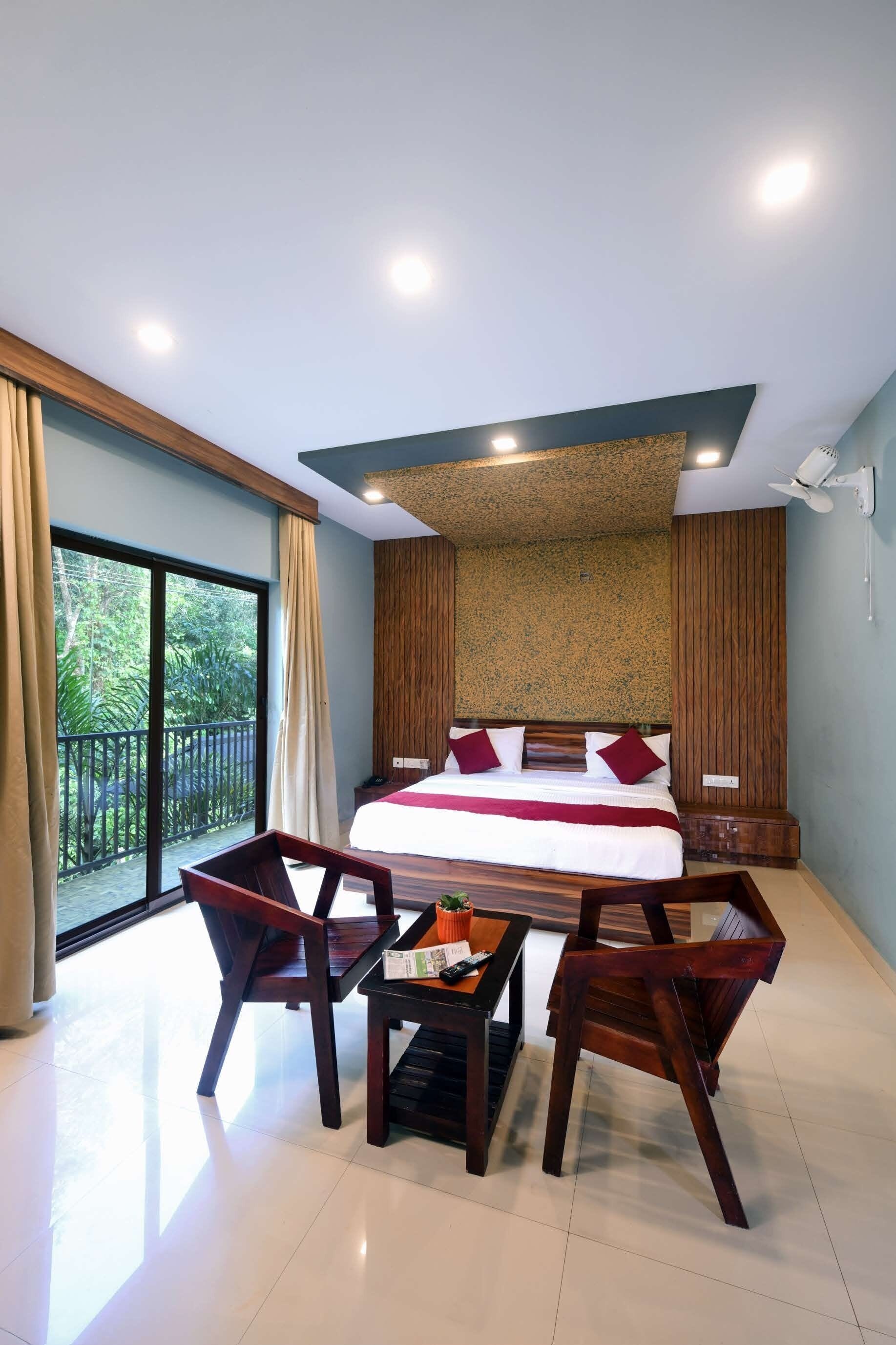 Superior Room, Balcony, Garden View | Laptop workspace, iron/ironing board, free WiFi