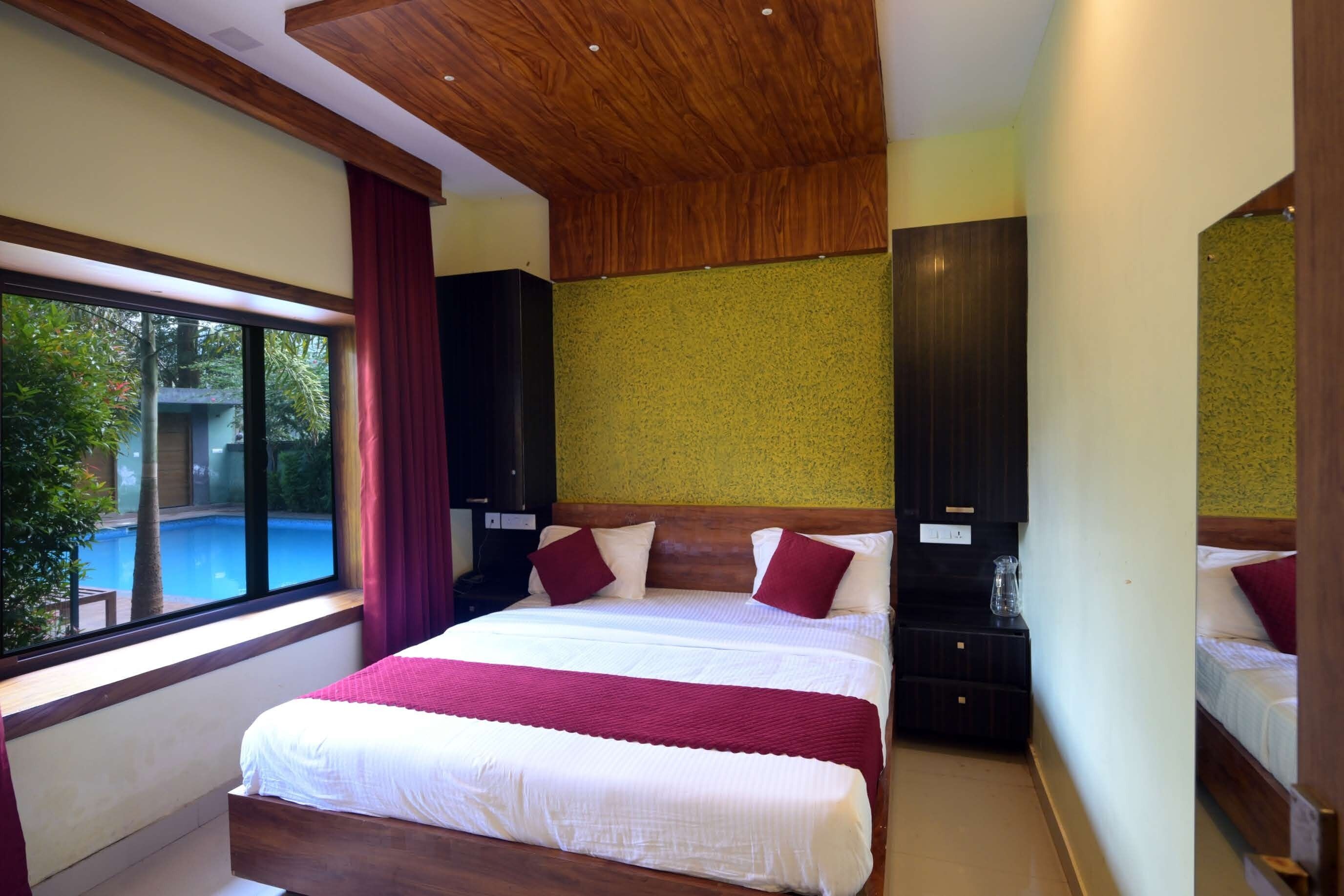 Laptop workspace, iron/ironing board, free WiFi