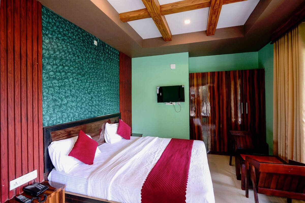 Espacio para trabajar con laptop y tabla de planchar con plancha