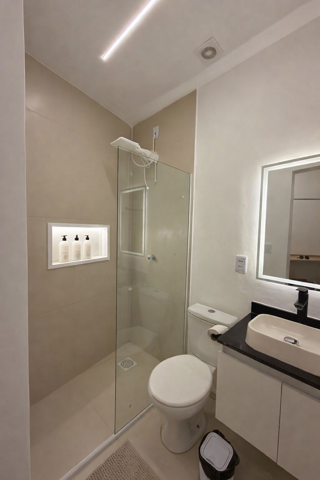 Ducha, secador de pelo, toallas, jabón