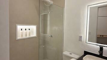 Ducha, secador de pelo, toallas, jabón