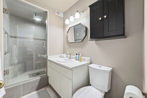 Shower, hair dryer, towels, soap - Total Tranquility in a country setting. Pet friendly (Brant)
