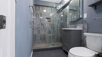 Douche, séchoir à cheveux, serviettes fournies, savon