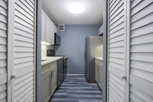 NYC Commuter’s Oasis: Modern Studio Near PATH