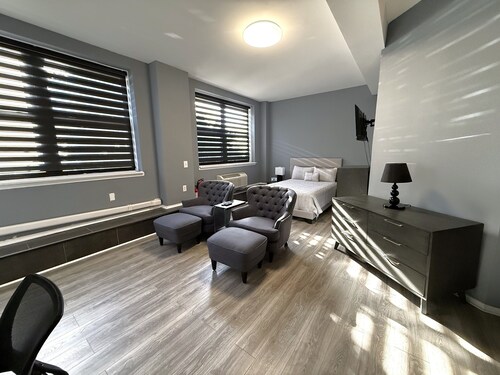 NYC Commuter’s Oasis: Modern Studio Near PATH