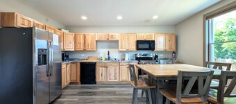 Village Overlook: Spacious 5 BR + Prime Location