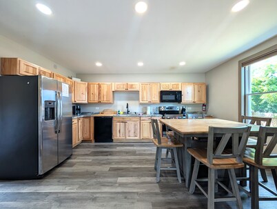 Village Overlook: Spacious 5 BR + Prime Location