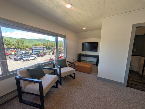 Village Overlook: Spacious 5 BR + Prime Location