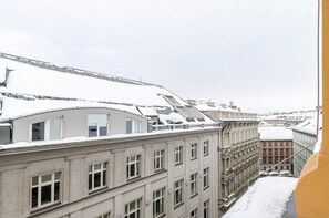 A view of a building with multiple windows and a snow-covered roof. - Blueground | Landstraße, view, nr Belvedere (Vienna)
