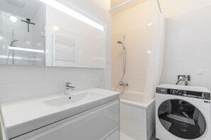 Hair dryer, towels - Blueground | Landstraße, view, nr Belvedere (Vienna)