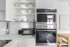 Fridge, microwave, oven, stovetop - Blueground | Landstraße, view, nr Belvedere (Vienna)