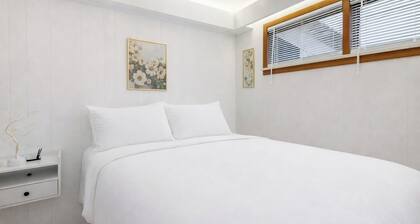 Modern 2BR Apartment • Free Parking • Baden