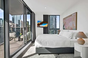 2 bedrooms, desk, iron/ironing board, WiFi - Modern 2BR Southbank | City Views + 2 Balconies (Southbank)