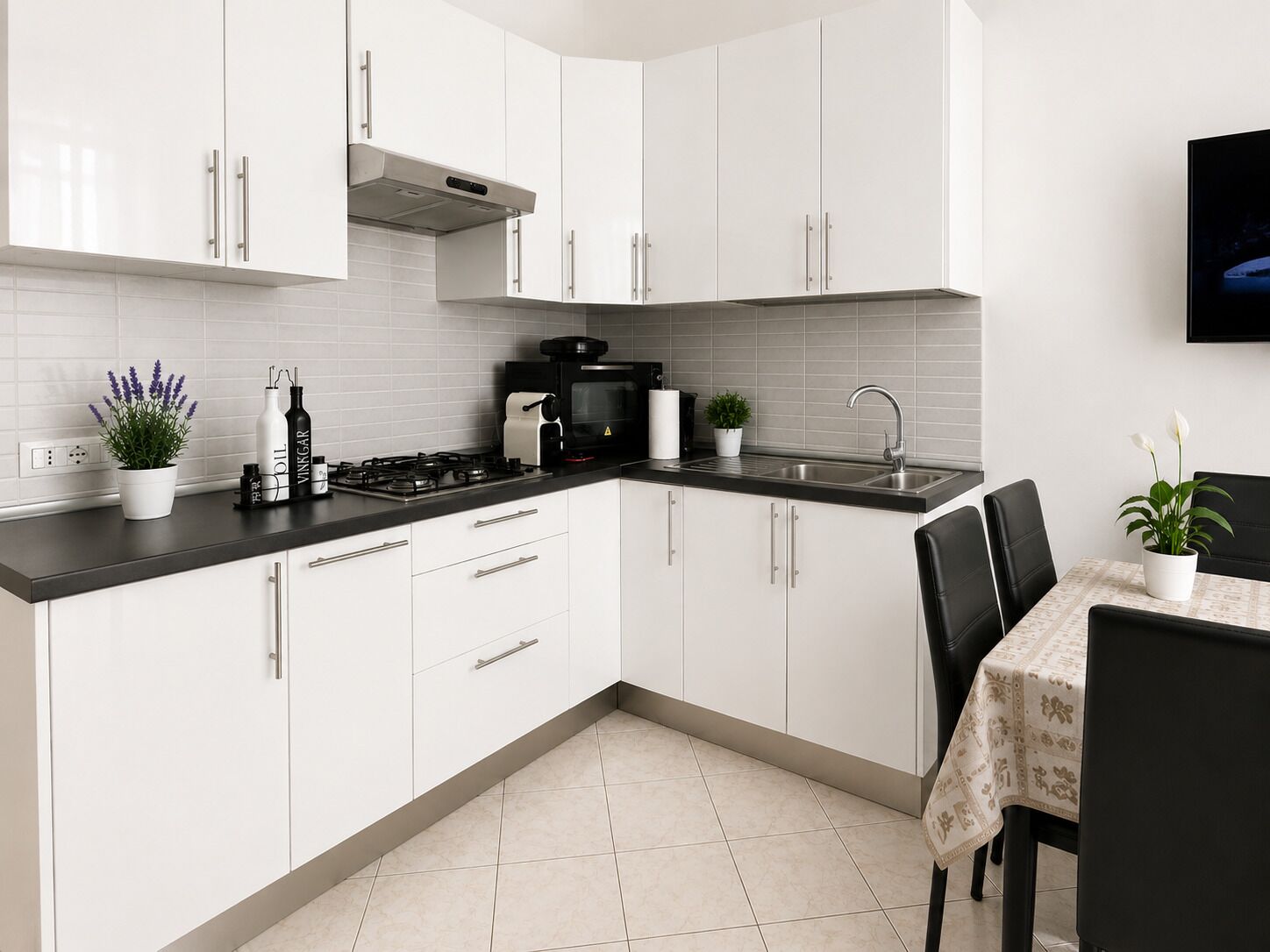 Frigorífico, placa de cocina, lavavajillas y utensilios de cocina