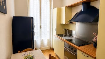 Frigorifero, microonde, forno, piano cottura