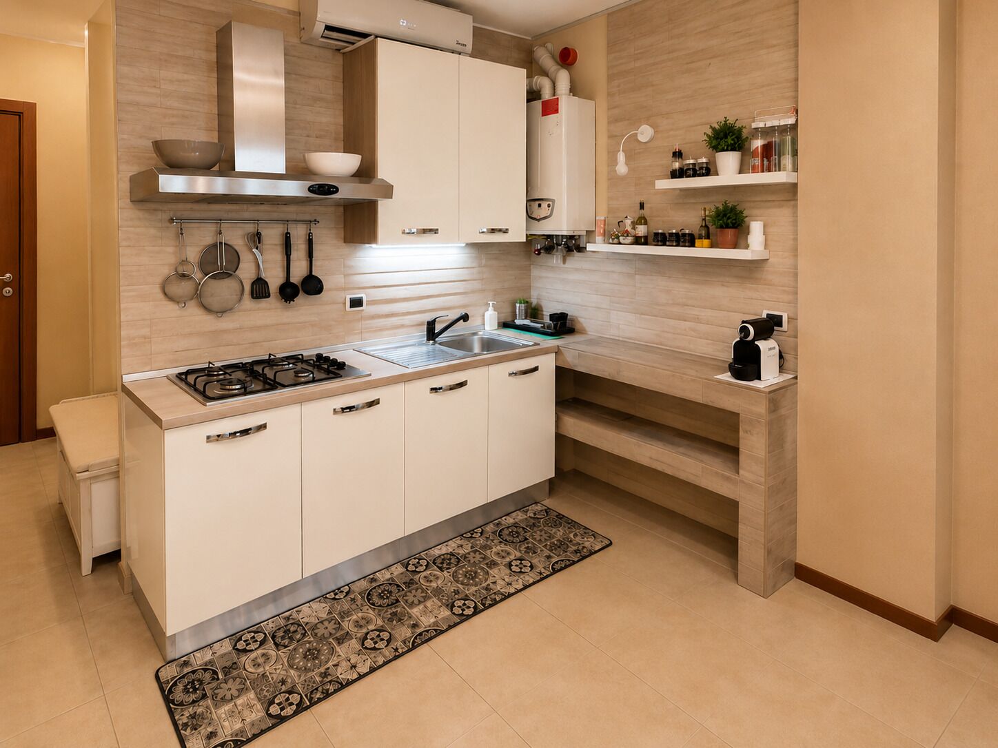 Frigorifero, microonde, forno, piano cottura