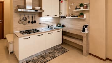 Frigorifero, microonde, forno, piano cottura