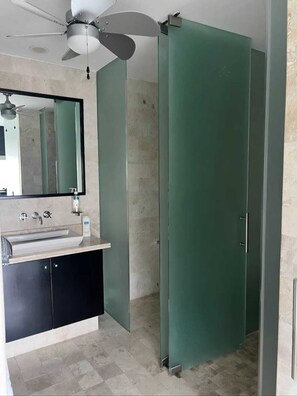 Chuveiro, secador de cabelo, bidê, toalhas de banho