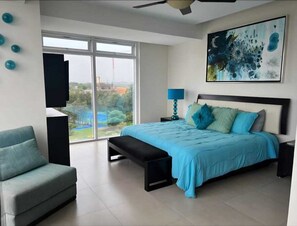 4 slaapkamers, een strijkplank/strijkijzer, wifi, beddengoed