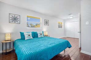 3 bedrooms, iron/ironing board, WiFi, bed sheets - Family Home with Yard Near Beach (Long Beach)