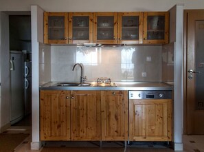Fridge, oven, dishwasher, cookware/dishes/utensils - Haus in Mravince mit Whirlpool und Garten by Interhome (Mravince)