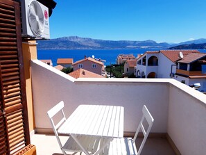 Outdoor dining - Modernes Apartment mit Meerblick in Strandnähe by Interhome (Trogir/Slatine)