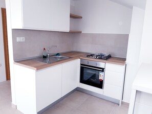Fridge, oven, dishwasher, cookware/dishes/utensils - Modernes Apartment mit Meerblick in Strandnähe by Interhome (Trogir/Slatine)