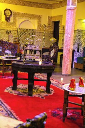 A room with ornate decor, including a large mirror, a chandelier, and a red carpet. - Weedan Ferme D'hôtes (Marrakech)