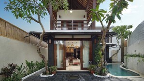 Ein modernes Haus mit Pool, Essbereich und Wohnzimmer.