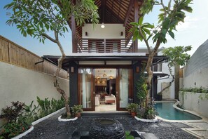 A modern house with a pool, a dining area, and a living room. - Kanadea Villa Canggu By Inivie (Payangan)