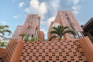A modern building with geometric patterns and multiple windows. - Earth Villa Canggu By Ini Vie Hospitality (Payangan)