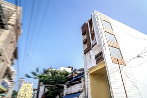 Un hotel llamado 'Hotel Hart', con una fachada moderna, múltiples ventanas y una entrada visible.
