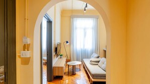 Un salon moderne avec un canapé, une table basse et une lampe.