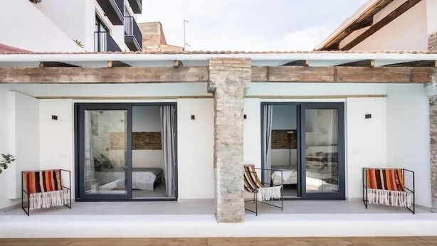 A modern villa with a pool, two bedrooms with sliding glass doors, and a wooden deck. - Villa Ramon (Valencia)