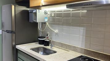 Deluxe Apartment, City View | Private kitchen