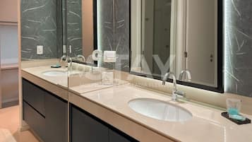 Deluxe Apartment, City View | Bathroom