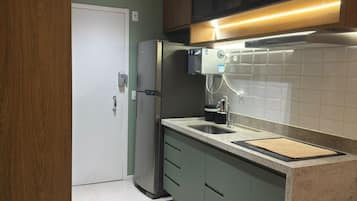 Deluxe Apartment, City View | Private kitchen