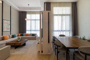 Una sala moderna con un sofá, una mesa de centro y una mesa de comedor.