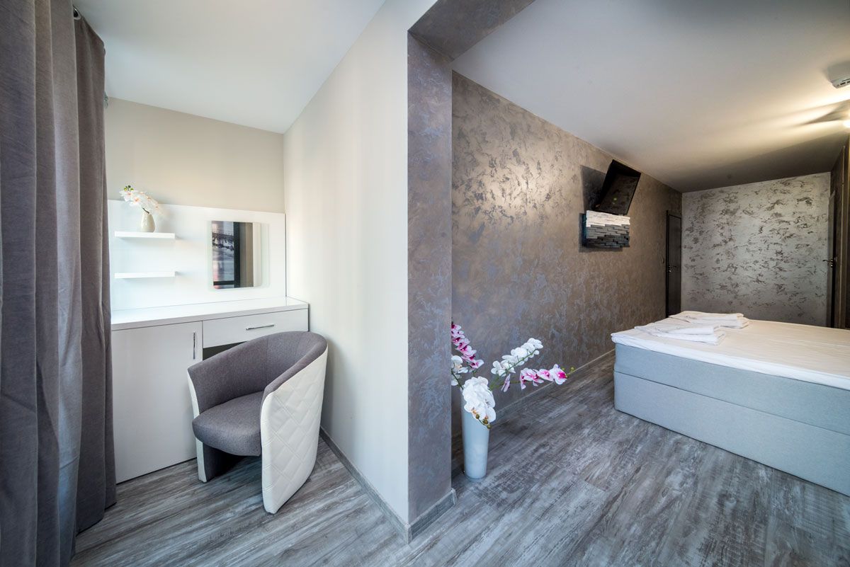 Un dormitorio moderno con cama, escritorio y silla.