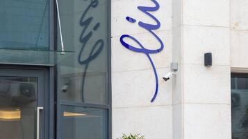 A building with a glass door and a sign that reads "LIV WEIBDEH".