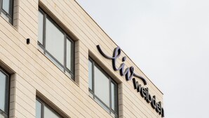 Un bâtiment sur lequel on peut lire l’inscription « Liv Weibodeh ».