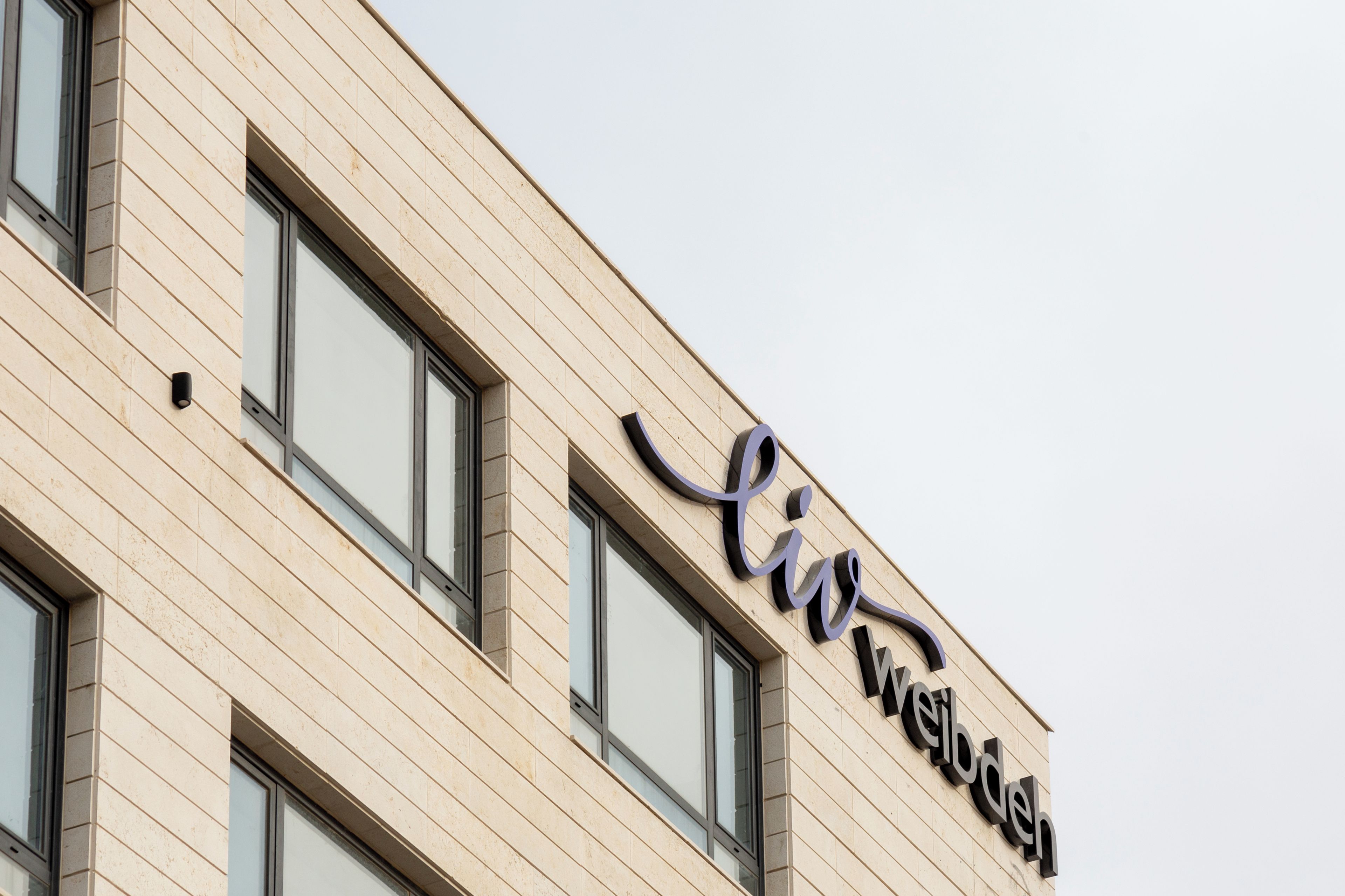 A building with a sign that reads "liv weibodeh".