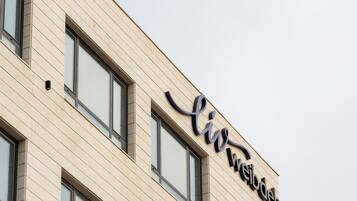 A building with a sign that reads "liv weibodeh".