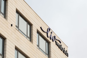 A building with a sign that reads "liv weibodeh". - Liv Weibdeh Hotel Suites (Amman)