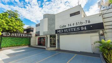 A building with a sign reading "Calle 94 # 51b-76 MED SUITES 94".
