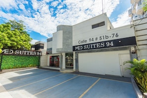 A building with a sign reading "Calle 94 # 51b-76 MED SUITES 94". - Suite 94 Hotel Baq (Barranquilla)
