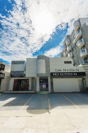 Un edificio con un letrero que dice "Calle 94 # 51b-76 MED SUITES 94".