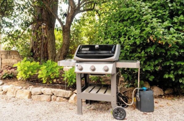A portable barbecue grill with a control panel, a fuel tank, and a wheel for mobility. - Villa Alexandre Dumas (Bussy-Saint-Georges)